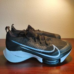 Size 9.5 Nike Air Zoom Tempo Next%